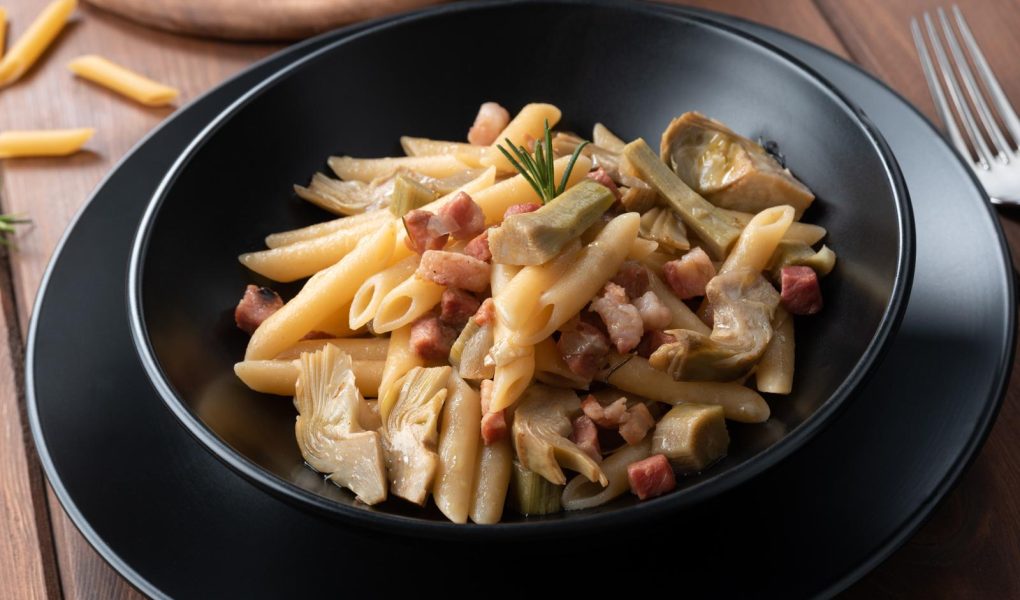 Pasta con carciofi e pancetta