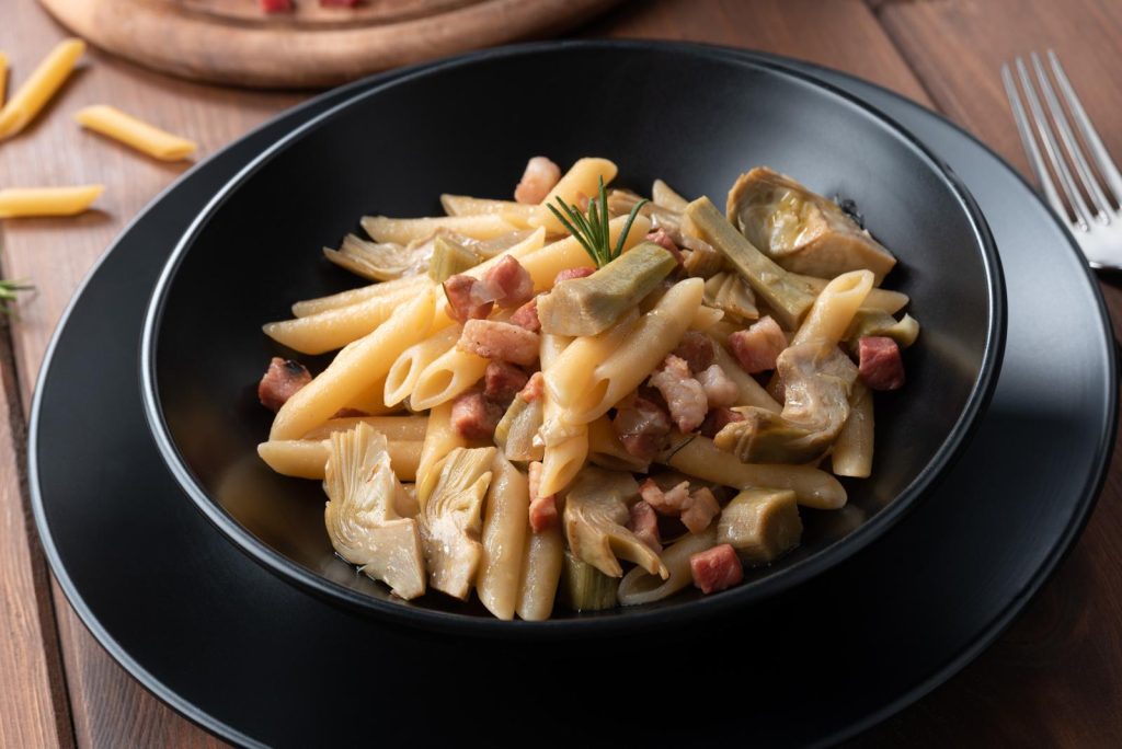 Pasta con carciofi e pancetta