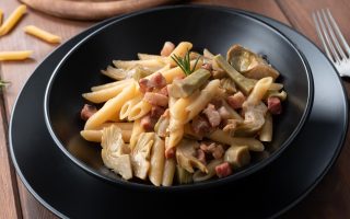 Pasta con carciofi e pancetta