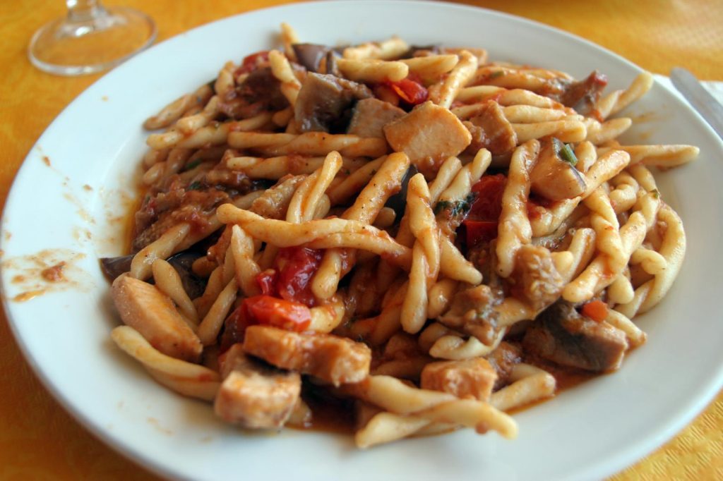 Pasta con pesce spada e melanzane