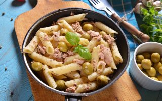 Pasta con tonno fresco