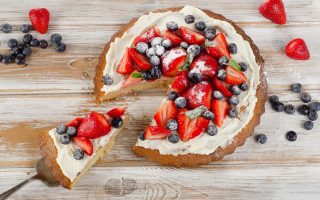 Torta panna e fragole